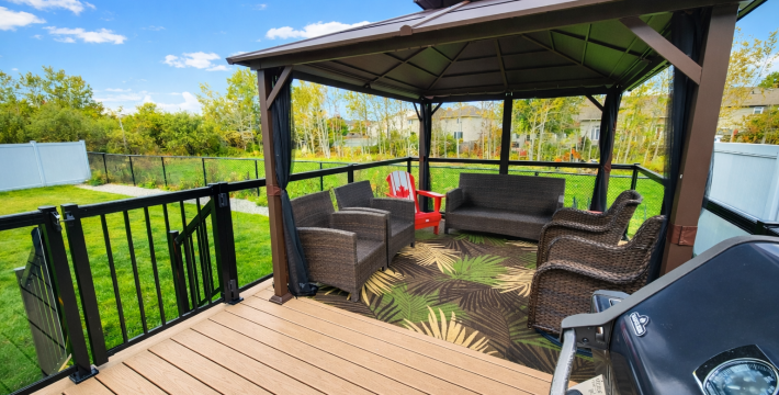 Trex Composite Deck in Rope Swing with Aluminum Railings & Helical Pile Foundation in Orléans, Ontario